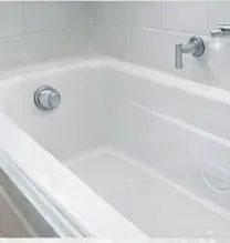 Badewanne nach der professionellen Reinigung – strahlend sauber